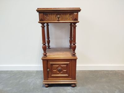 Table de chevet en bois naturel ouvrant par un tiroir en cei…