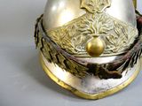 un casque en argent orné d'une décoration en or
