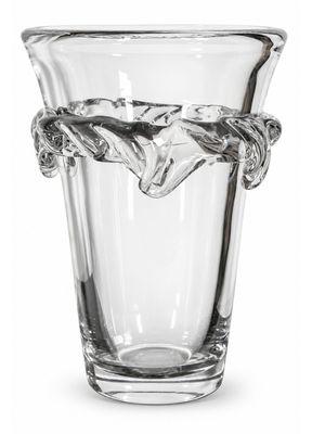 un vase en verre entouré d'une corde, sur fond blanc
