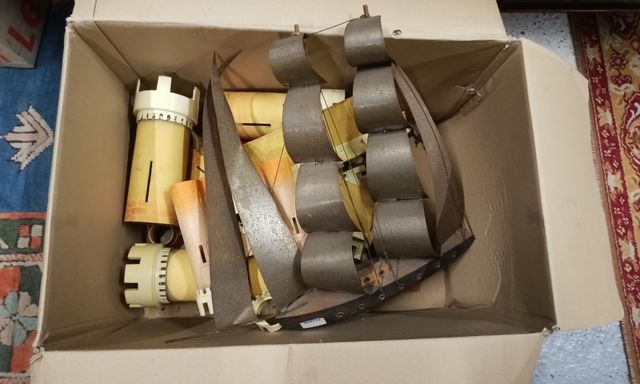 Lot de 4 cartons de jouets anciens et vintage