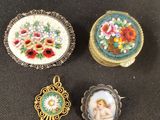 trois broches différentes sont posées sur une surface noire