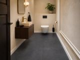 une salle de bains équipée de toilettes, d'un lavabo et d'un miroir