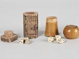 quatre morceaux de bois et des dés sur la table