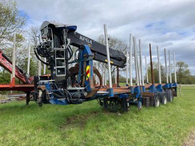une grue installée à l'arrière d'un camion