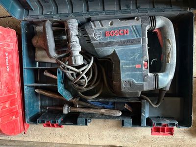 une boîte à outils avec des outils à l'intérieur sur le sol