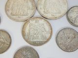 un grand nombre de pièces qui se trouvent sur une surface blanche