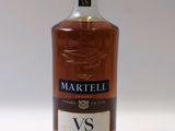 une bouteille de whisky posée sur une table, sur fond blanc
