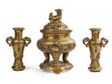 trois vases posés les uns à côté des autres sur une surface blanche
