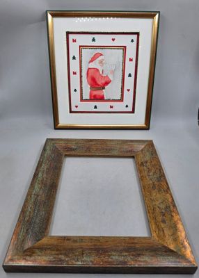 deux photos encadrées du Père Noël et d'un sapin de Noël posées sur une table
