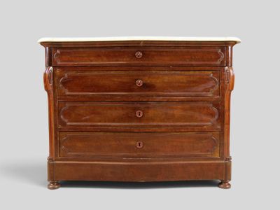 une commode ancienne avec un plateau en marbre sur fond gris