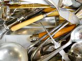 de nombreux types d'ustensiles de cuisine et de cuillères