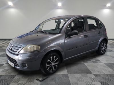 la photo d'une petite voiture garée dans un garage