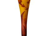 un vase en verre avec une fleur sur une table