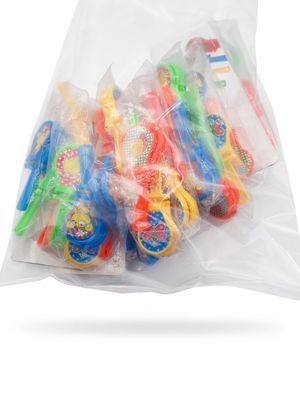 un sac en plastique rempli de brosses à dents sur fond blanc
