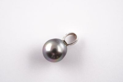 un pendentif en perle noire sur fond blanc