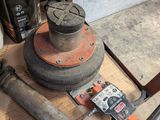 une machine posée sur une table