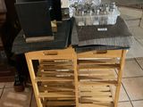 une petite table sur laquelle sont posées des bouteilles, dans une pièce