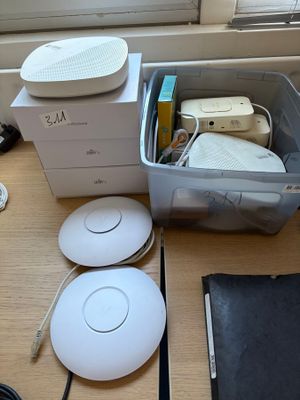 une boîte contenant du matériel électronique posée sur un bureau près d'une fenêtre