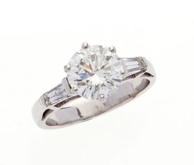 une photo d'une bague en diamant ornée de diamants taille baguette sur les côtés