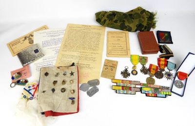une photo présentant une collection d'objets militaires, notamment des médailles, des médailles et d'autres objets
