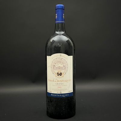 une bouteille de vin posée sur une table