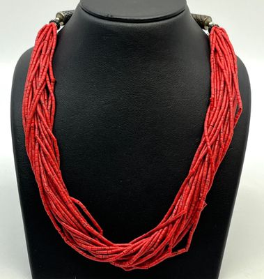 Collier composé de multiples rangs de cylindres de corail ro…