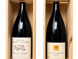 deux bouteilles de vin dans un coffret en bois sur une surface blanche