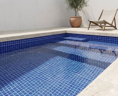une petite piscine au milieu d'un patio