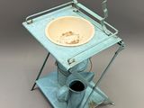une petite table sur laquelle se trouvent un bol et une tasse