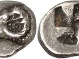 Gros plan sur une pièce de monnaie portant une croix