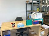 un bureau avec un ordinateur dans une pièce