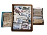 une boîte remplie de vieilles cartes postales et une boîte remplie de vieilles cartes postales