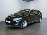une photo d'une voiture noire dans un showroom
