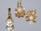 deux pendentifs en or et perles et une paire de boucles d'oreilles