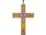 une croix en or sertie d'une pierre rose entourée de diamants