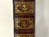 un livre brun posé sur une table