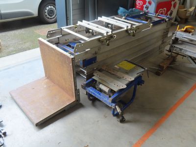 a picture of a machine that is sitting in a garage