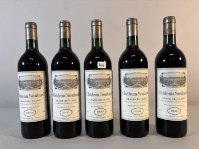six bouteilles de vin sont alignées sur une table