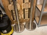 un tas de bois de chauffage et un tas de bois à côté d'une borne d'incendie
