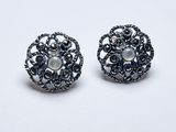 une paire de boucles d'oreilles noires et blanches ornées de perles sur fond blanc