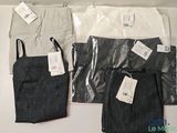 trois sacs de vêtements posés les uns à côté des autres sur une table