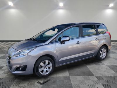 la voiture argentée est garée sur un sol en damier dans le garage
