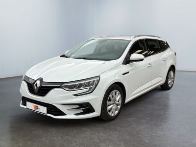 une voiture blanche dans une pièce blanche au sol noir