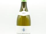 une bouteille de vin posée sur une table