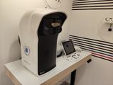 une photo d'une machine à café posée sur une table dans un café