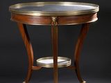 une table ronde sur laquelle est posé un plateau