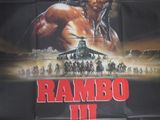 L'affiche de « Rambo II » est accrochée au mur.