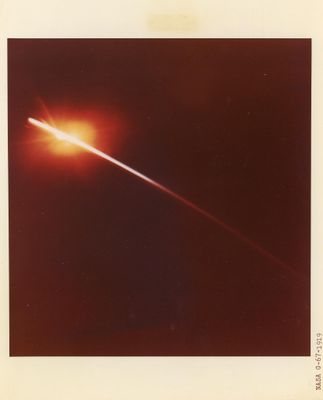 une photo d'une photo d'une étoile filante dans le ciel