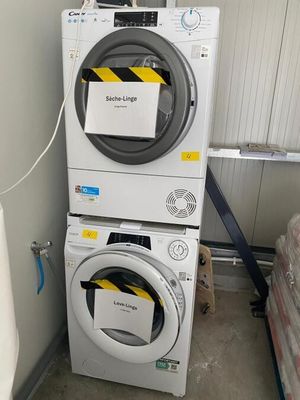 une rangée de lave-linge et de sèche-linge dans une pièce
