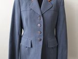 blazer bleu et orange sur un mannequin, un mannequin, un mannequin, un mannequin, un mannequin, un mannequin, un mannequin, un mannequin